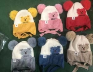 GORRO OSO POMPONES